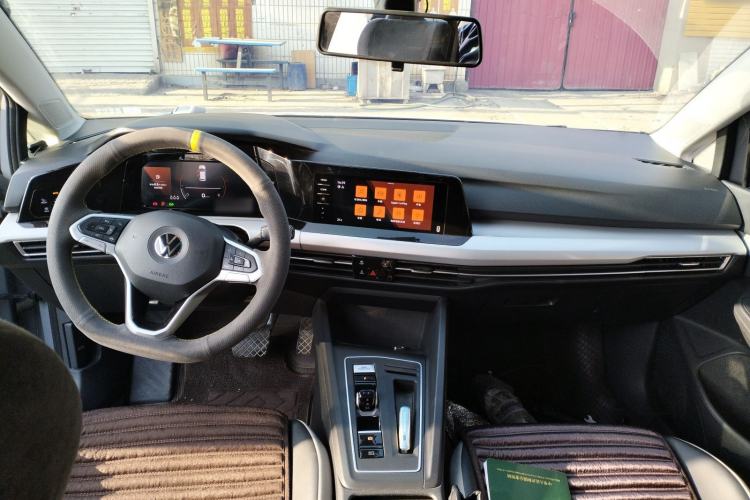 Used Volkswagen Golf 2023 Facelift 280TSI DSG Pro Center Console