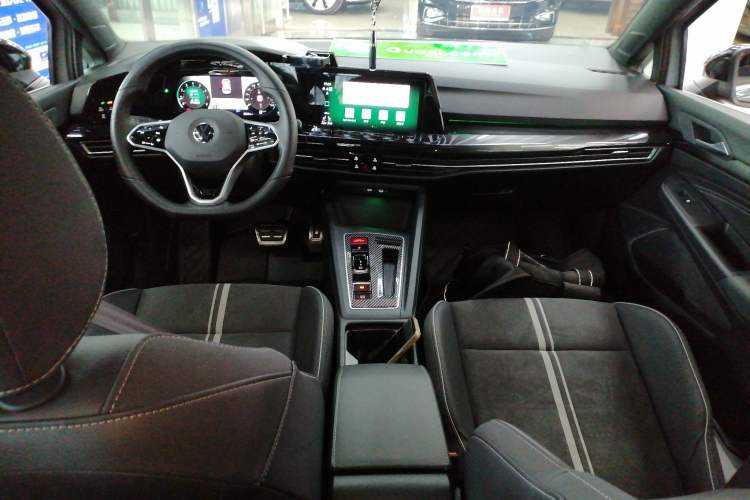 Used Volkswagen Golf 2023 Facelift 280TSI DSG R-Line Lite Center Console
