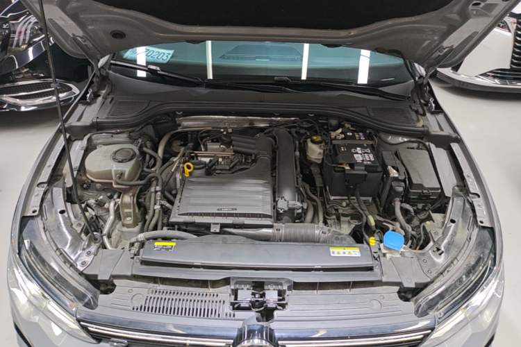 Used Volkswagen Golf 2023 Facelift 280TSI DSG R-Line Engine Bay