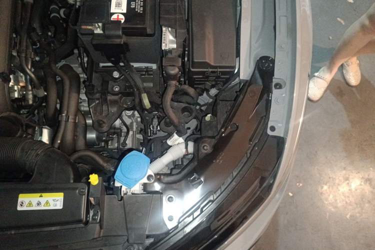 Used Volkswagen Golf 2023 280TSI DSG R-Line Engine Bay Left