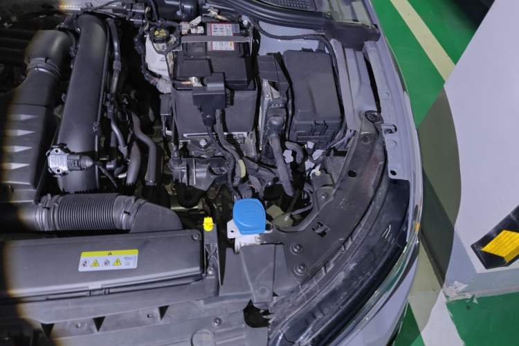 Used Volkswagen Golf 2023 Facelift 280TSI DSG R-Line Engine Bay Left