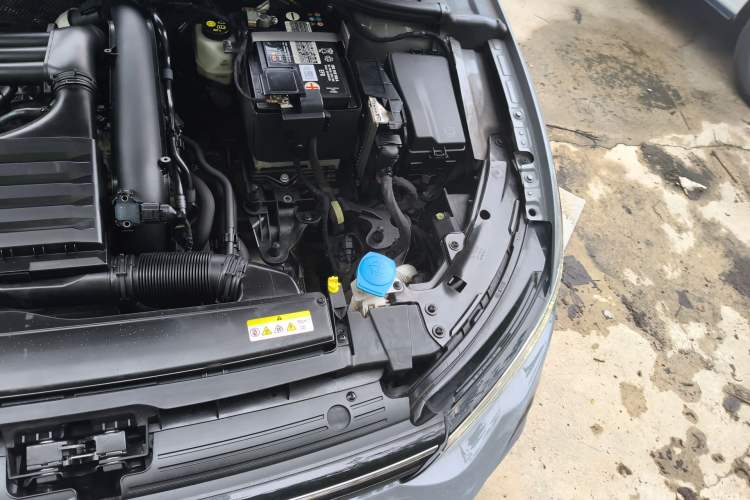 Used Volkswagen Golf 2023 280TSI DSG R-Line Lite Engine Bay Left