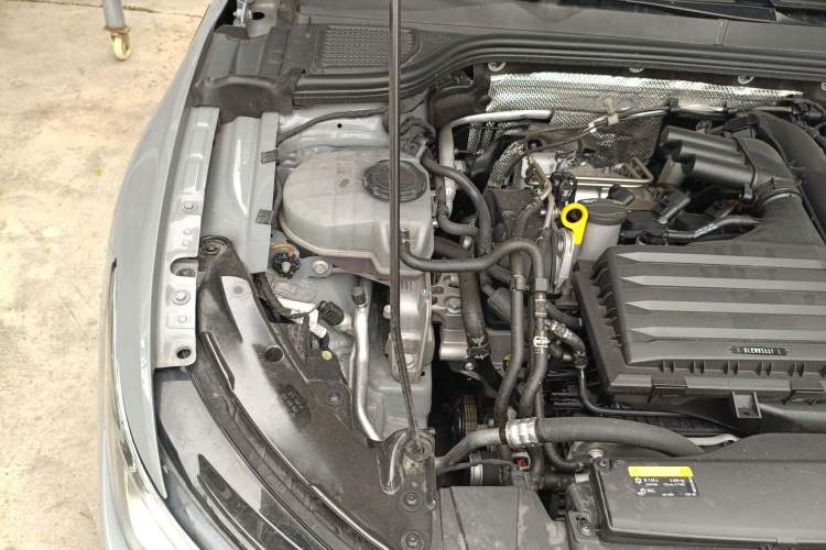 Used Volkswagen Golf 2023 Facelift 280TSI DSG R-Line Lite Engine Bay Right