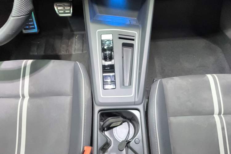 Used Volkswagen Golf 2023 Facelift 280TSI DSG R-Line Lite Gear Lever