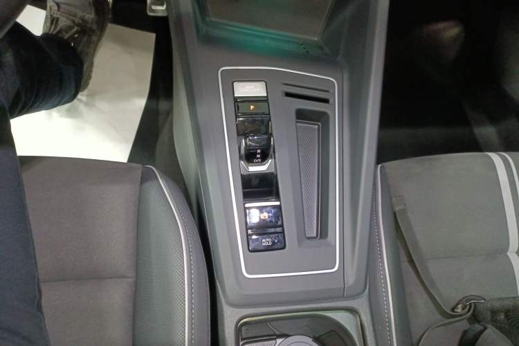 Used Volkswagen Golf 2023 Facelift 280TSI DSG R-Line Gear Lever