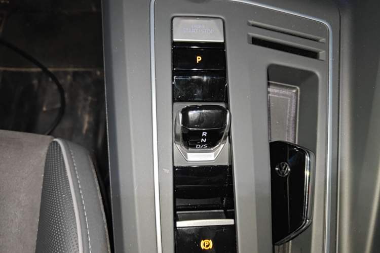 Used Volkswagen Golf 2023 Facelift 280TSI DSG R-Line Lite Gear Lever