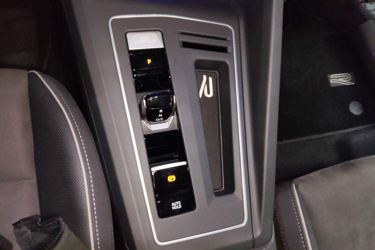 Used Volkswagen Golf 2023 Facelift 280TSI DSG R-Line Gear Lever