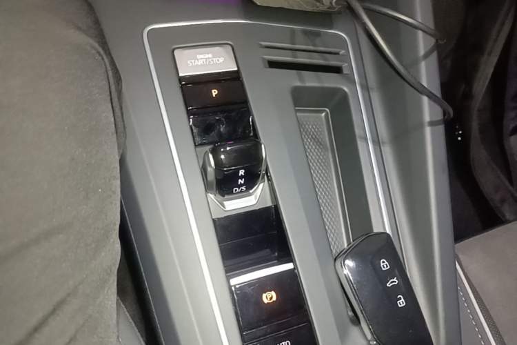 Used Volkswagen Golf 2023 Facelift 280TSI DSG R-Line Gear Lever