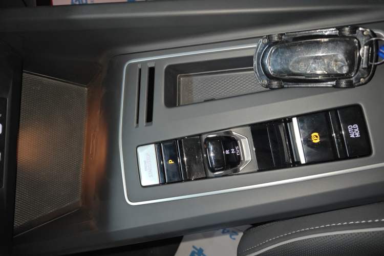 Used Volkswagen Golf 2023 Facelift 280TSI DSG R-Line Gear Lever