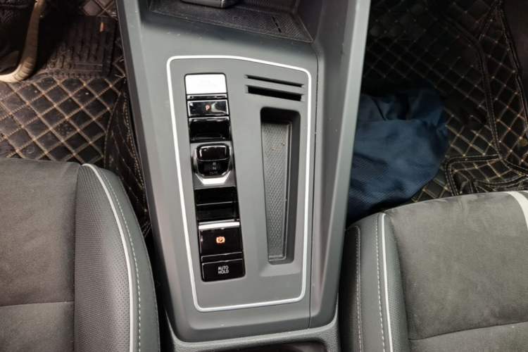 Used Volkswagen Golf 2023 Facelift 280TSI DSG R-Line Lite Gear Lever