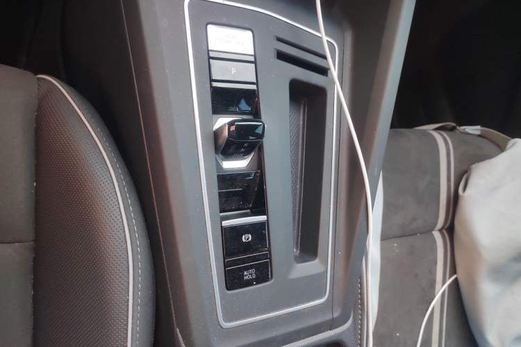 Used Volkswagen Golf 2023 Facelift 280TSI DSG R-Line Lite Gear Lever