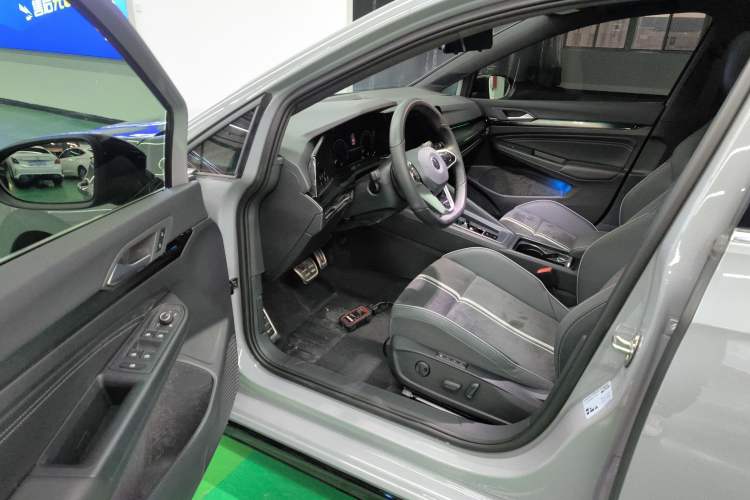 Used Volkswagen Golf 2023 Facelift 280TSI DSG R-Line Lite Interior 3