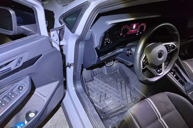 Used Volkswagen Golf 2023 280TSI DSG R-Line Lite Interior 3