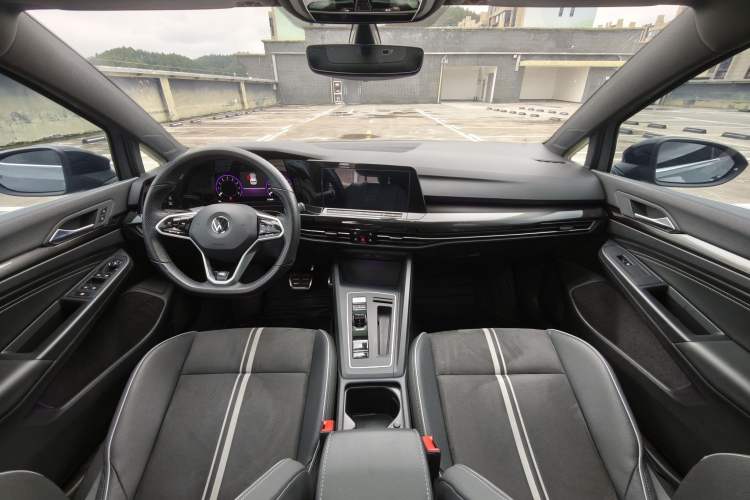 Used Volkswagen Golf 2023 280TSI DSG R-Line Lite Interior 4