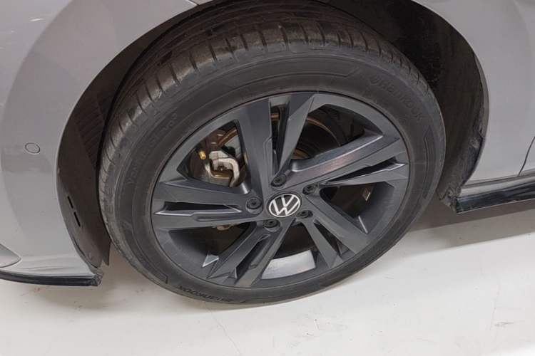 Used Volkswagen Golf 2023 Facelift 280TSI DSG R-Line Left Front Wheel Hub