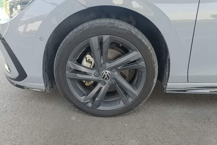 Used Volkswagen Golf 2023 Facelift 280TSI DSG R-Line Lite Left Front Wheel Hub