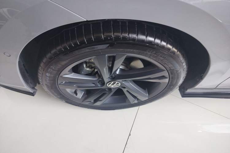 Used Volkswagen Golf 2023 Facelift 280TSI DSG R-Line Left Front Wheel Hub