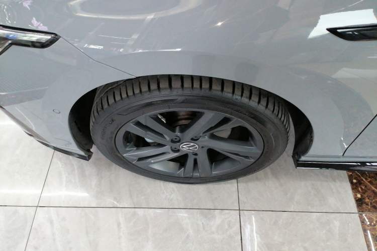 Used Volkswagen Golf 2023 Facelift 280TSI DSG R-Line Lite Left Front Wheel Hub