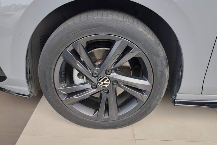 Used Volkswagen Golf 2023 Facelift 280TSI DSG R-Line Left Front Wheel Hub