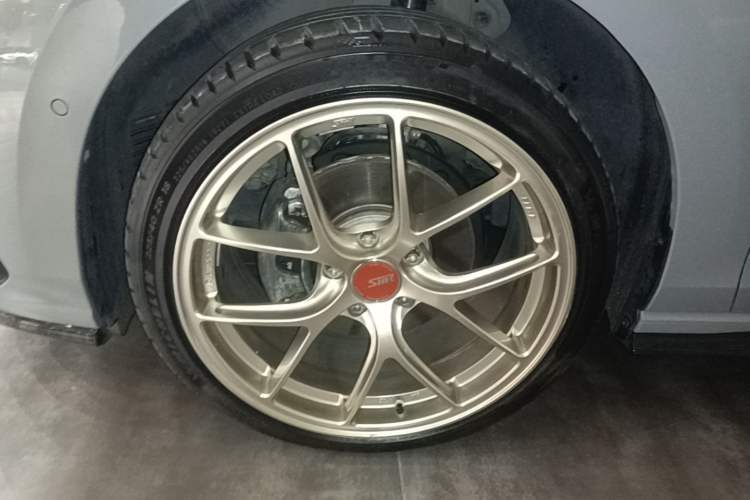 Used Volkswagen Golf 2023 Facelift 280TSI DSG R-Line Left Front Wheel Hub