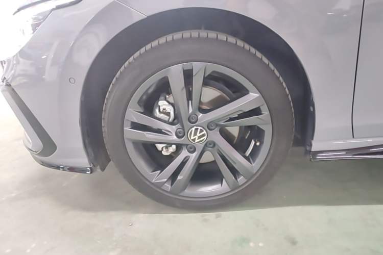 Used Volkswagen Golf 2023 Facelift 280TSI DSG R-Line Lite Left Front Wheel Hub