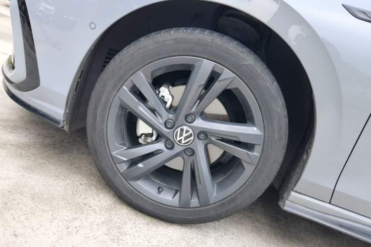 Used Volkswagen Golf 2023 Facelift 280TSI DSG R-Line Lite Left Front Wheel Hub