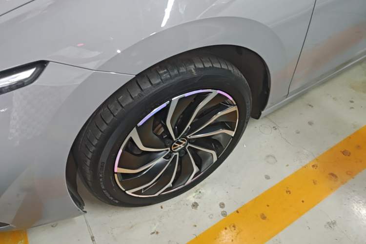 Used Volkswagen Golf 2023 Facelift 280TSI DSG Pro Left Front Wheel Hub