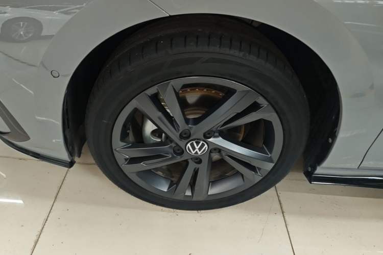 Used Volkswagen Golf 2023 Facelift 280TSI DSG R-Line Lite Left Front Wheel Hub