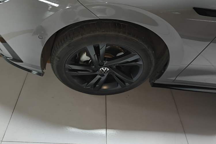 Used Volkswagen Golf 2023 Facelift 280TSI DSG R-Line Lite Left Front Wheel Hub