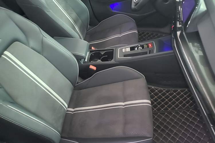 Used Volkswagen Golf 2023 Facelift 280TSI DSG R-Line Right Front Seat