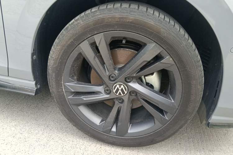 Used Volkswagen Golf 2023 280TSI DSG R-Line Lite Right Front Wheel Hub