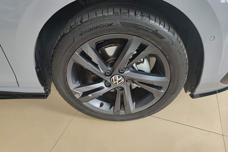 Used Volkswagen Golf 2023 280TSI DSG R-Line Lite Right Front Wheel Hub