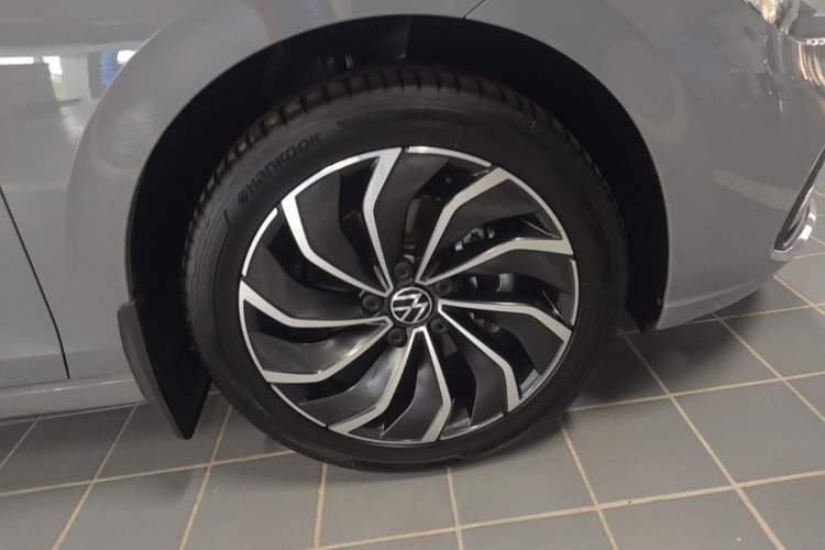 Used Volkswagen Golf 2023 Facelift 280TSI DSG Pro Right Front Wheel Hub