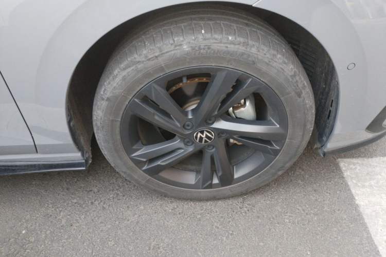 Used Volkswagen Golf 2023 280TSI DSG R-Line 20th Anniversary Edition Right Front Wheel Hub