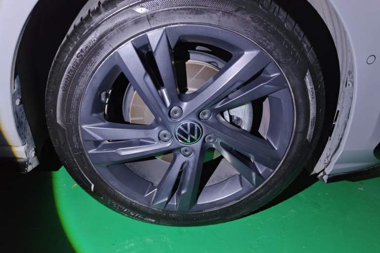 Used Volkswagen Golf 2023 Facelift 280TSI DSG R-Line Right Front Wheel Hub