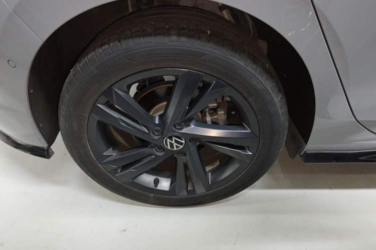Used Volkswagen Golf 2023 Facelift 280TSI DSG R-Line Right Rear Wheel Hub