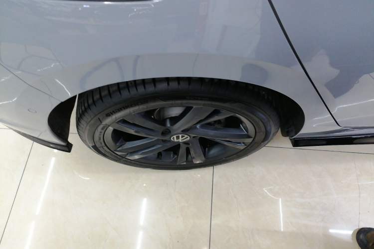 Used Volkswagen Golf 2023 Facelift 280TSI DSG R-Line Lite Right Rear Wheel Hub