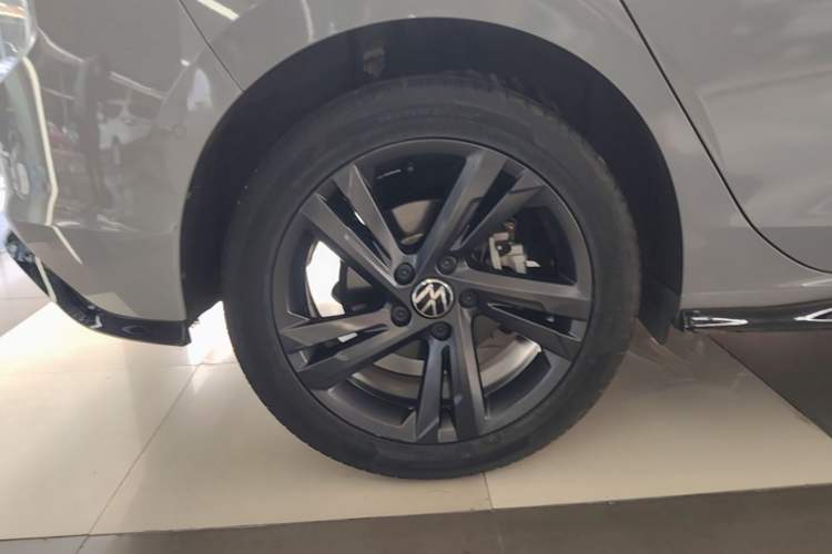 Used Volkswagen Golf 2023 Facelift 280TSI DSG R-Line Right Rear Wheel Hub