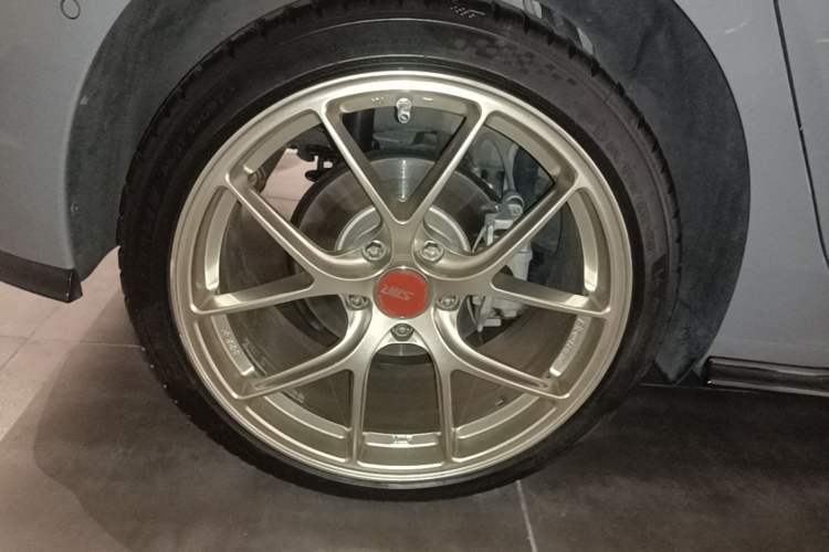 Used Volkswagen Golf 2023 Facelift 280TSI DSG R-Line Right Rear Wheel Hub