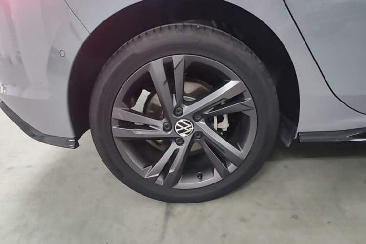 Used Volkswagen Golf 2023 Facelift 280TSI DSG R-Line Lite Right Rear Wheel Hub