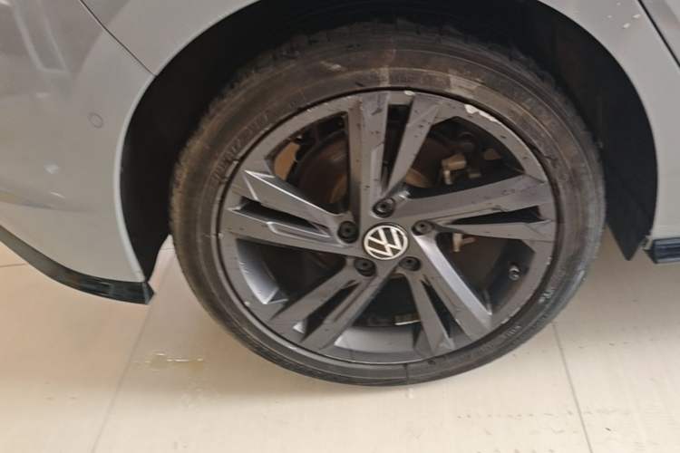 Used Volkswagen Golf 2023 280TSI DSG R-Line Lite Right Rear Wheel Hub