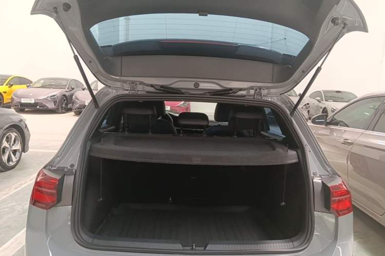 Used Volkswagen Golf 2023 Facelift 280TSI DSG R-Line Lite Trunk