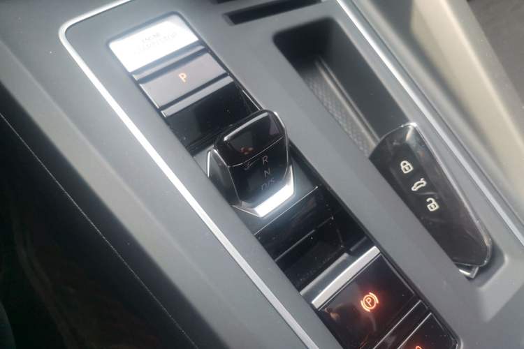 Used Volkswagen Golf 2023 Facelift 280TSI DSG R-Line Lite Gear Lever