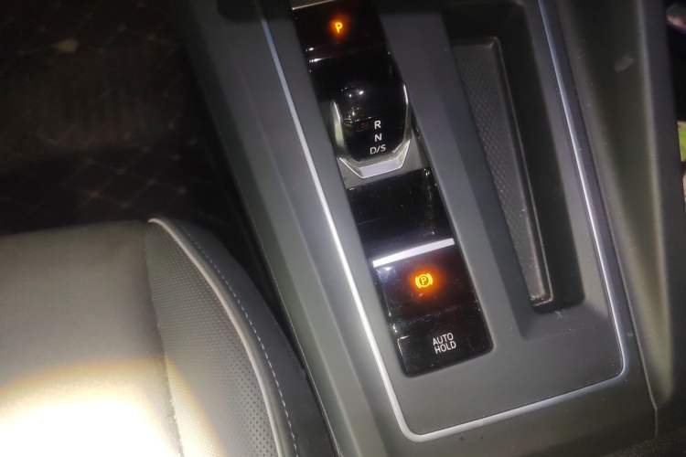 Used Volkswagen Golf 2023 Facelift 280TSI DSG R-Line Gear Lever