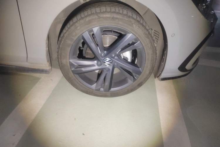 Used Volkswagen Golf 2023 Facelift 280TSI DSG R-Line Right Front Wheel Hub