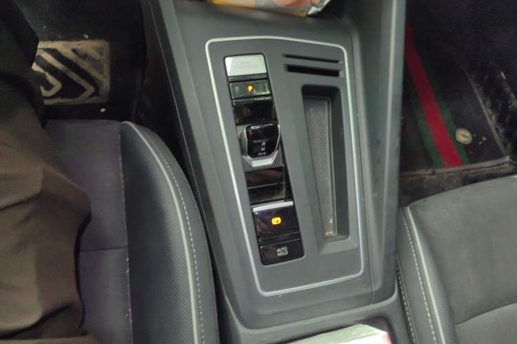 Used Volkswagen Golf 2023 280TSI DSG R-Line Lite Gear Lever