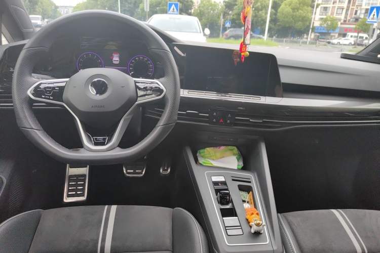 Used Volkswagen Golf 2023 Facelift 280TSI DSG R-Line Lite Center Console