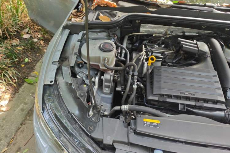 Used Volkswagen Golf 2023 280TSI DSG R-Line Lite Engine Bay Right