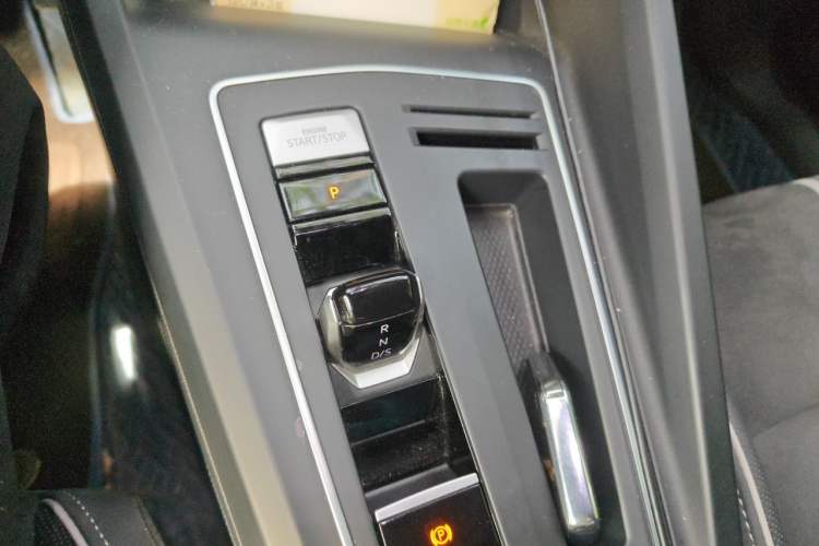 Used Volkswagen Golf 2023 280TSI DSG R-Line Lite Gear Lever