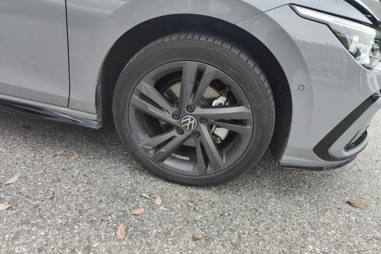 Used Volkswagen Golf 2023 Facelift 280TSI DSG R-Line Lite Right Front Wheel Hub